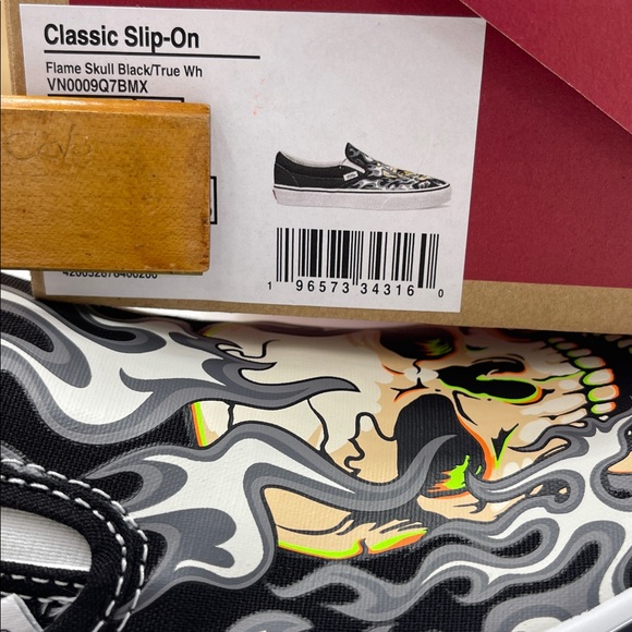 Vans Men’s Classic Slip-On
Flame Skull Black/True White
VN0009Q7BMX Sneakers - Picture 16 of 16